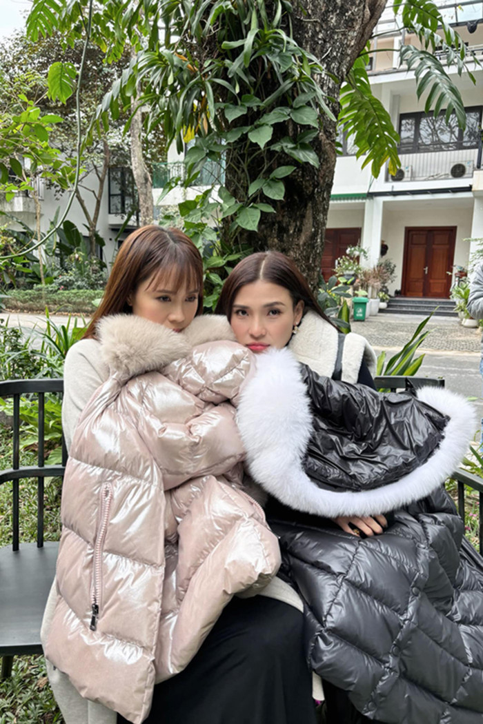 Tin Sao Việt ngày 24/1: Hồng Diễm - Thúy Diễm co ro cạnh nhau giữa trời lạnh 10 độ C. Cả hai phải trùm kín để chống chọi với cái rét trong lúc chờ quay đúng những ngày Hà Nội lạnh nhất năm.