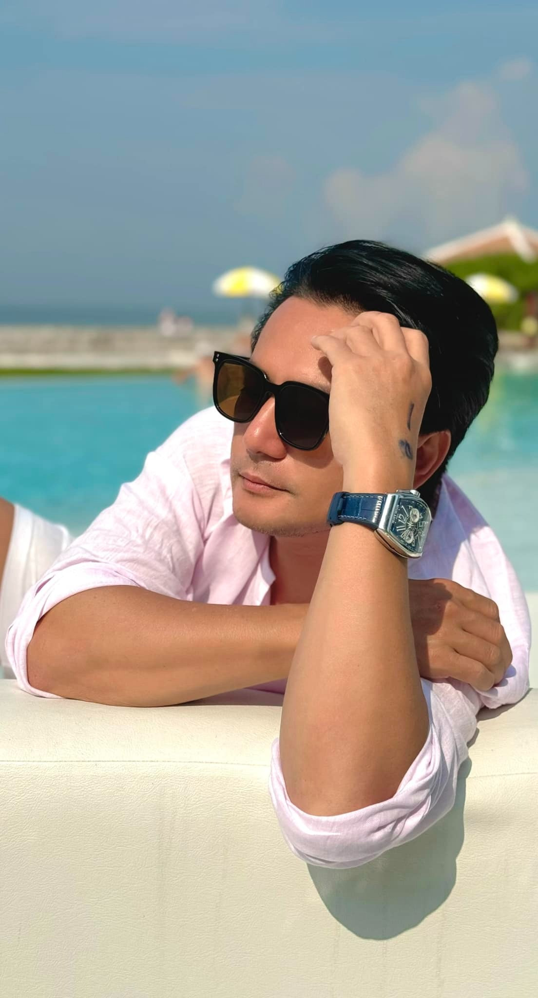 Trương Minh Cường mượn châm ngôn sống thay lời bản thân: 'Bình yên đến từ bên trong. Đừng tìm nó bên ngoài. Và bí quyết để có sức khỏe cho cả tinh thần lẫn thể xác không phải là hờn trách quá khứ hay lo sợ về tương lai, mà là sống trong giây phút hiện tại một cách khôn ngoan và nghiêm túc!'.