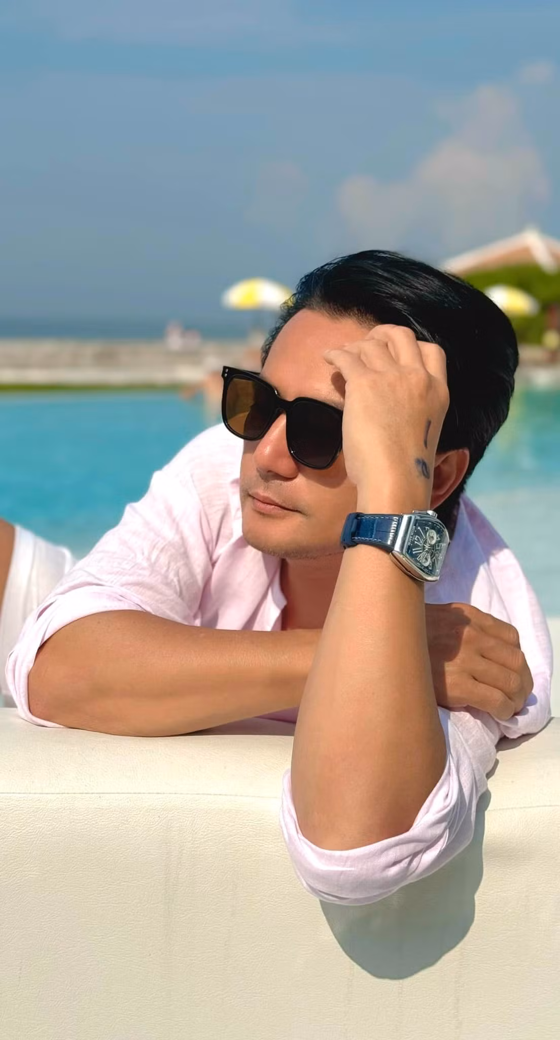 Trương Minh Cường mượn châm ngôn sống thay lời bản thân: 'Bình yên đến từ bên trong. Đừng tìm nó bên ngoài. Và bí quyết để có sức khỏe cho cả tinh thần lẫn thể xác không phải là hờn trách quá khứ hay lo sợ về tương lai, mà là sống trong giây phút hiện tại một cách khôn ngoan và nghiêm túc!'.