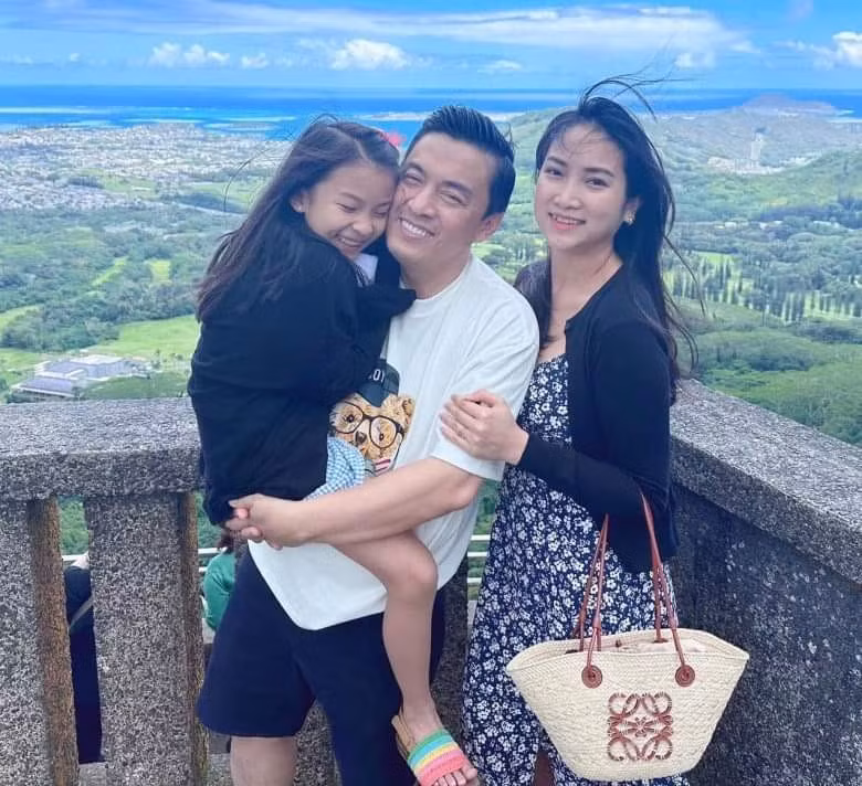 Lần hiếm hoi Lam Trường đăng ảnh vợ và con gái.