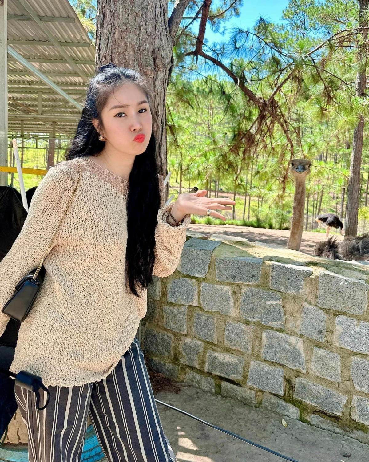 Diễn viên Lê Phương tranh thủ check-in khi cùng gia đình khám phá vườn thú ở Đà Lạt.