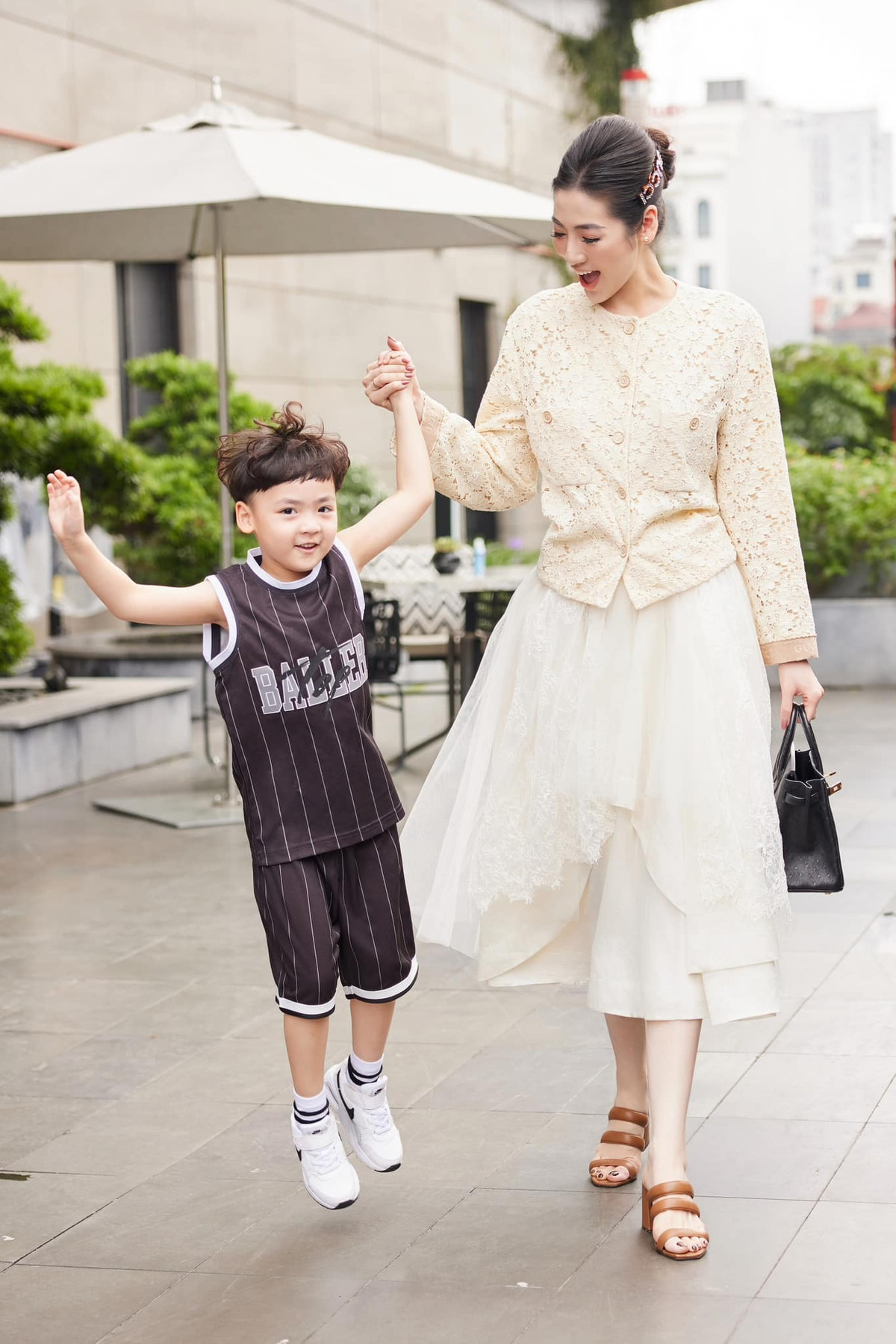 Tú Anh cùng con trai dạo chơi phố phường.