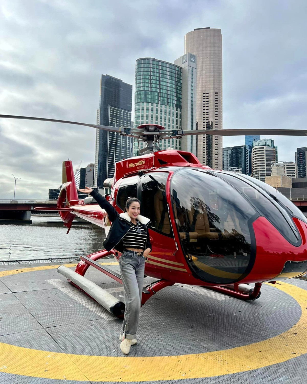 Ốc Thanh Vân khoe lần thứ hai được bay trực thăng thăm thú Melbourne, Australia từ trên cao. Nữ diễn viên cho biết sau 5 năm, cô vẫn thích thú với trải nghiệm này.