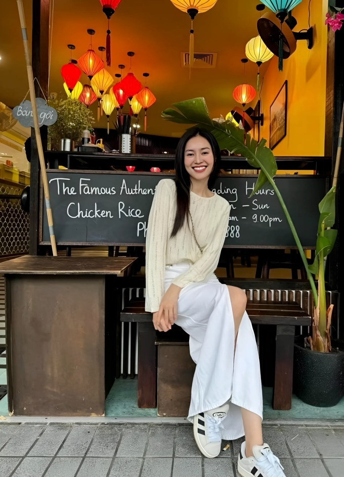 Trong hình ảnh mới chia sẻ, Ninh Dương Lan Ngọc tươi tắn khi đi ăn cơm gà Hội An ở Sydney. Cùng với việc tham gia một số khóa học về diễn xuất ở đất nước chuột túi, nữ diễn viên tranh thủ khám phá môi trường sống mới và thăm họ hàng.