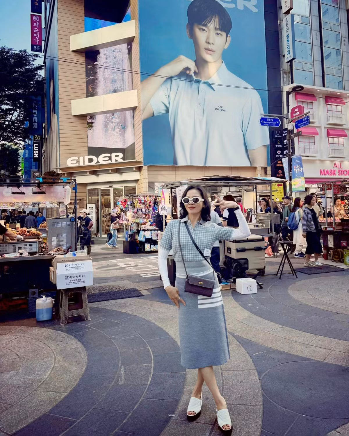 Lệ Quyên bắt chước cách tạo dáng của tài tử Hàn Quốc Kim Soo Hyun khi sang Seoul du lịch cùng bạn trai Lâm Bảo Châu.