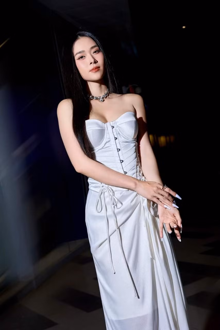 Diệp Bảo Ngọc đăng ảnh mới hỏi người hâm mộ 'đây là tiên nữ hay ma nữ'.