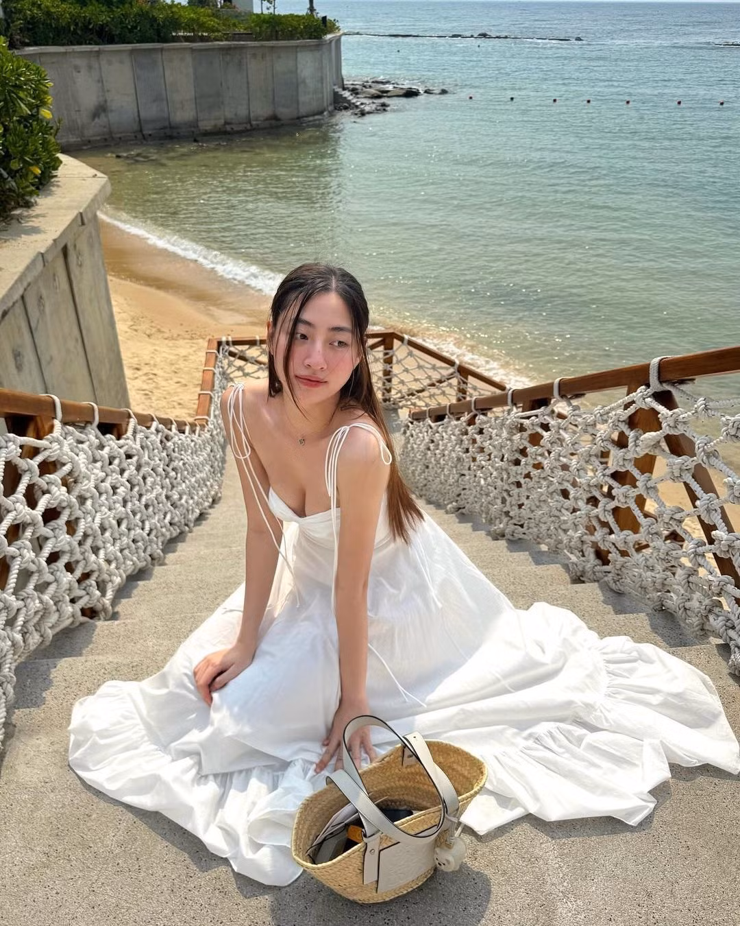 Lương Thùy Linh diện đầm hai dây gợi cảm khoe vóc dáng trong chuyến đi biển Nha Trang.