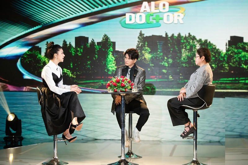 Hoa hau Loan Vuong hoi ngo MC Vu Manh Cuong tren song VTV-Hinh-2