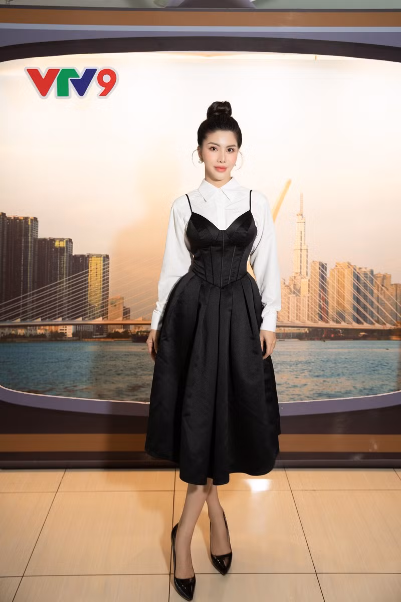 Hoa hau Loan Vuong hoi ngo MC Vu Manh Cuong tren song VTV