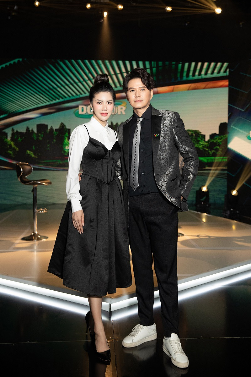 Hoa hau Loan Vuong hoi ngo MC Vu Manh Cuong tren song VTV-Hinh-4