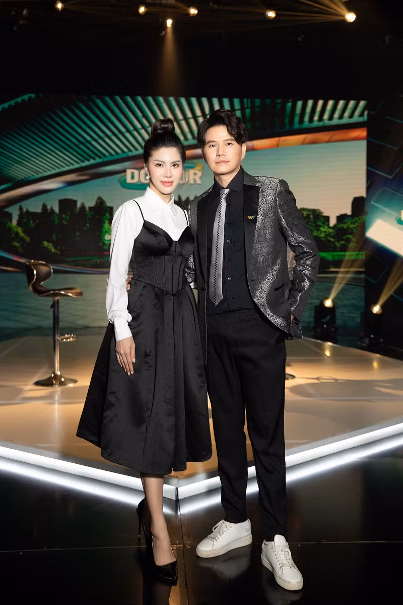 Hoa hau Loan Vuong hoi ngo MC Vu Manh Cuong tren song VTV-Hinh-4