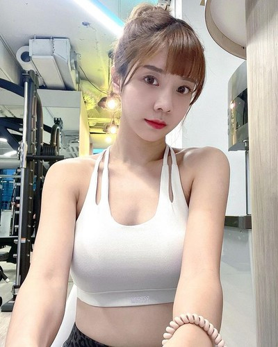 Đồng thời, làn da trắng mịn màn và thân hình đồng hồ cát đẹp chuẩn mực của Lâm Ngải Dung cũng là điểm cộng cực lớn của cô nàng.