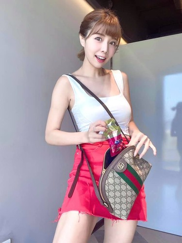 Nhờ vậy, hot girl cổ vũ luôn giữ được phong độ nhan sắc của mình. Cô nàng gây ấn tượng ngay cả khi chỉ diện những bộ đồ tập cực kỳ đơn giản, gọn gàng.