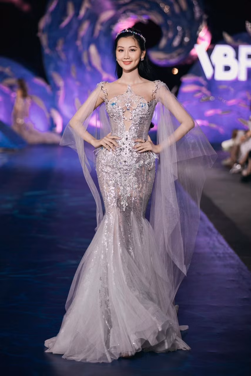 Quế Anh ủng hộ xu hướng sống tối giản để bảo vệ môi trường bằng cách tái sử dụng và giảm rác thải. Cô yêu thích sản phẩm thủ công truyền thống Việt Nam thay vì đồ nhựa.