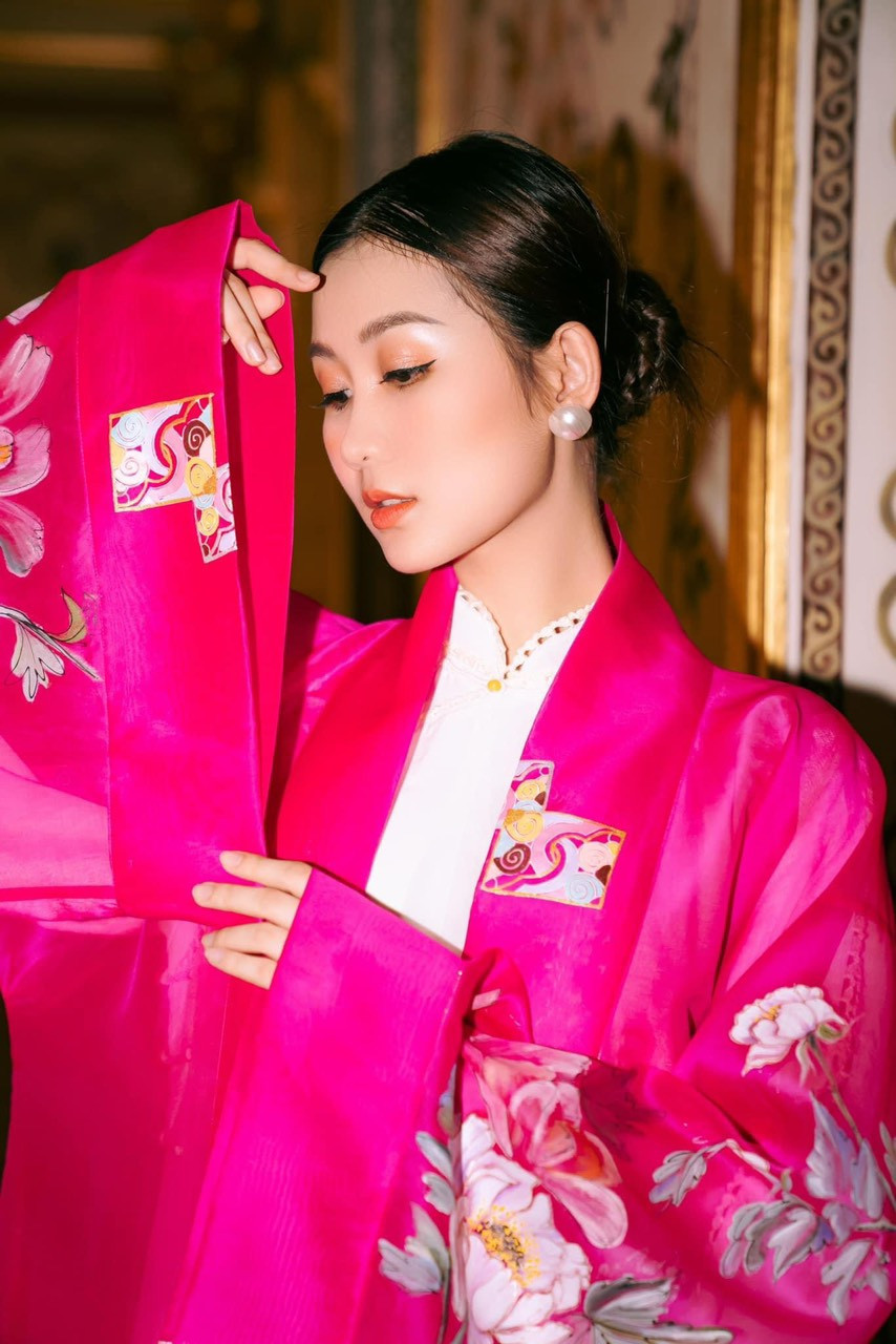 Ngoài làm việc tại công ty du lịch Hàn Quốc, Quế Anh vẫn học tiếng Hàn và theo đuổi âm nhạc.