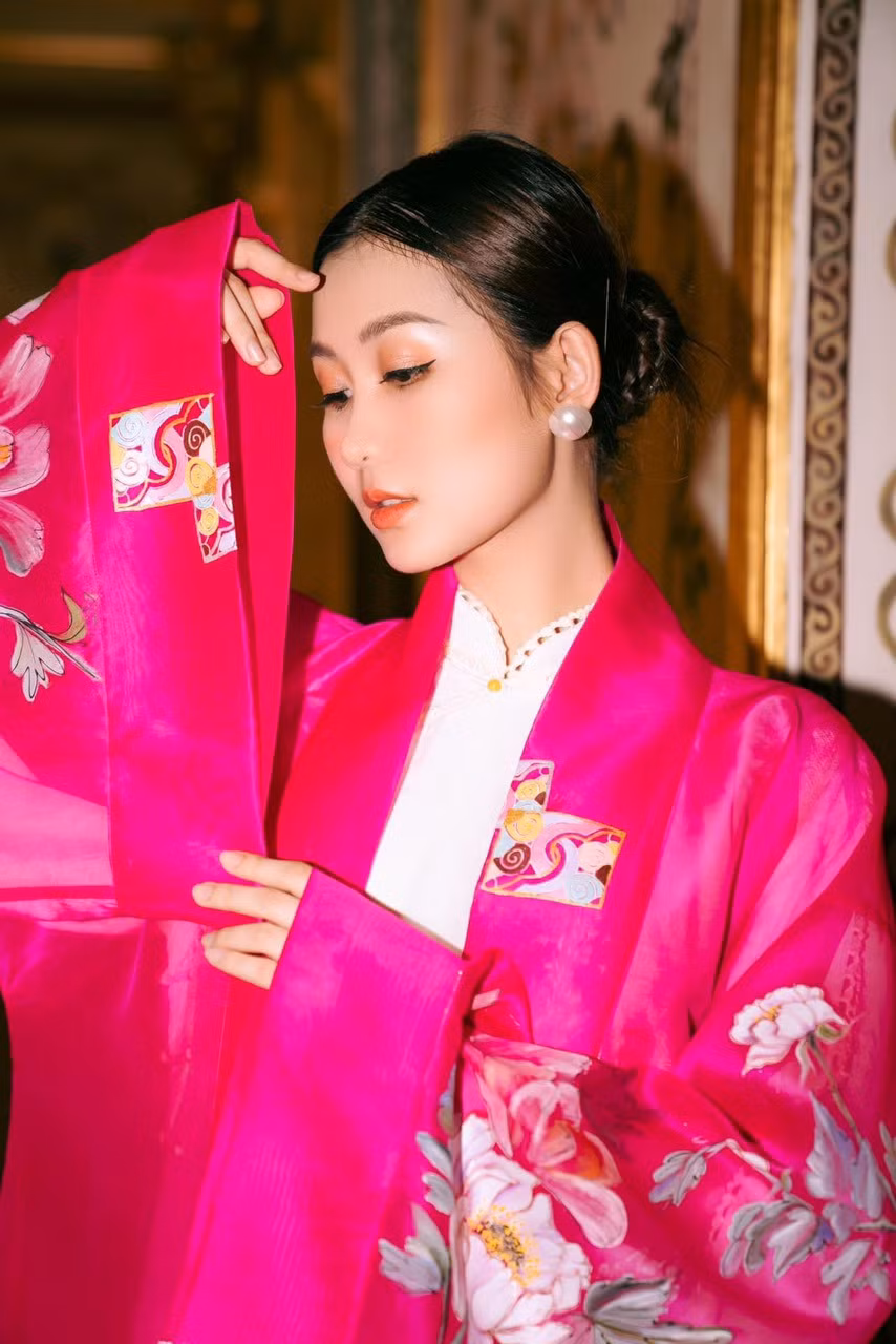 Ngoài làm việc tại công ty du lịch Hàn Quốc, Quế Anh vẫn học tiếng Hàn và theo đuổi âm nhạc.