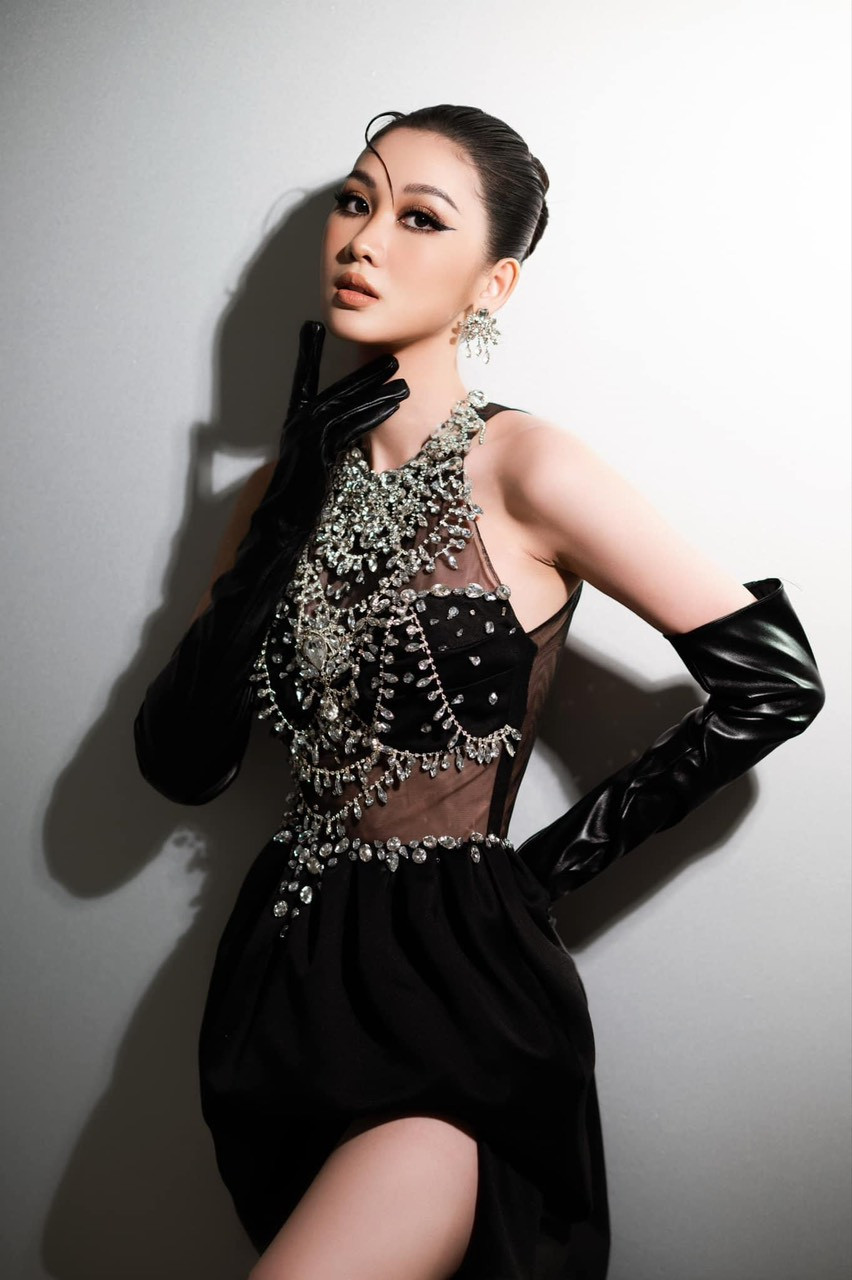 Tại cuộc thi năm nay, Quế Anh nhận nhiều lời góp ý và động viên, đặc biệt từ Á hậu 3 Miss Grand Vietnam 2022 - Trần Nguyên Minh Thư - bạn cùng thi Hoa hậu Du lịch Đà Nẵng.