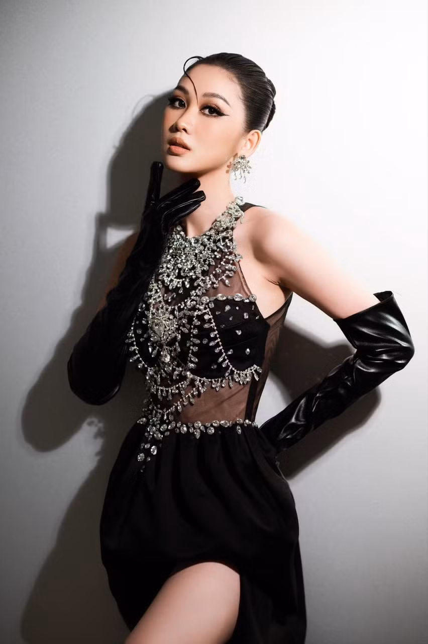 Tại cuộc thi năm nay, Quế Anh nhận nhiều lời góp ý và động viên, đặc biệt từ Á hậu 3 Miss Grand Vietnam 2022 - Trần Nguyên Minh Thư - bạn cùng thi Hoa hậu Du lịch Đà Nẵng.