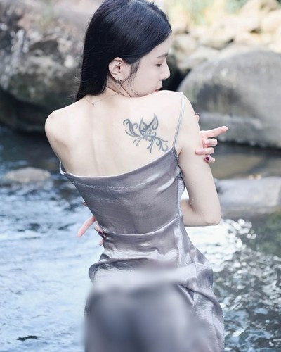 Chiếc váy mỏng hai dây mềm mại tôn lên vẻ quyến rũ của cô nàng.