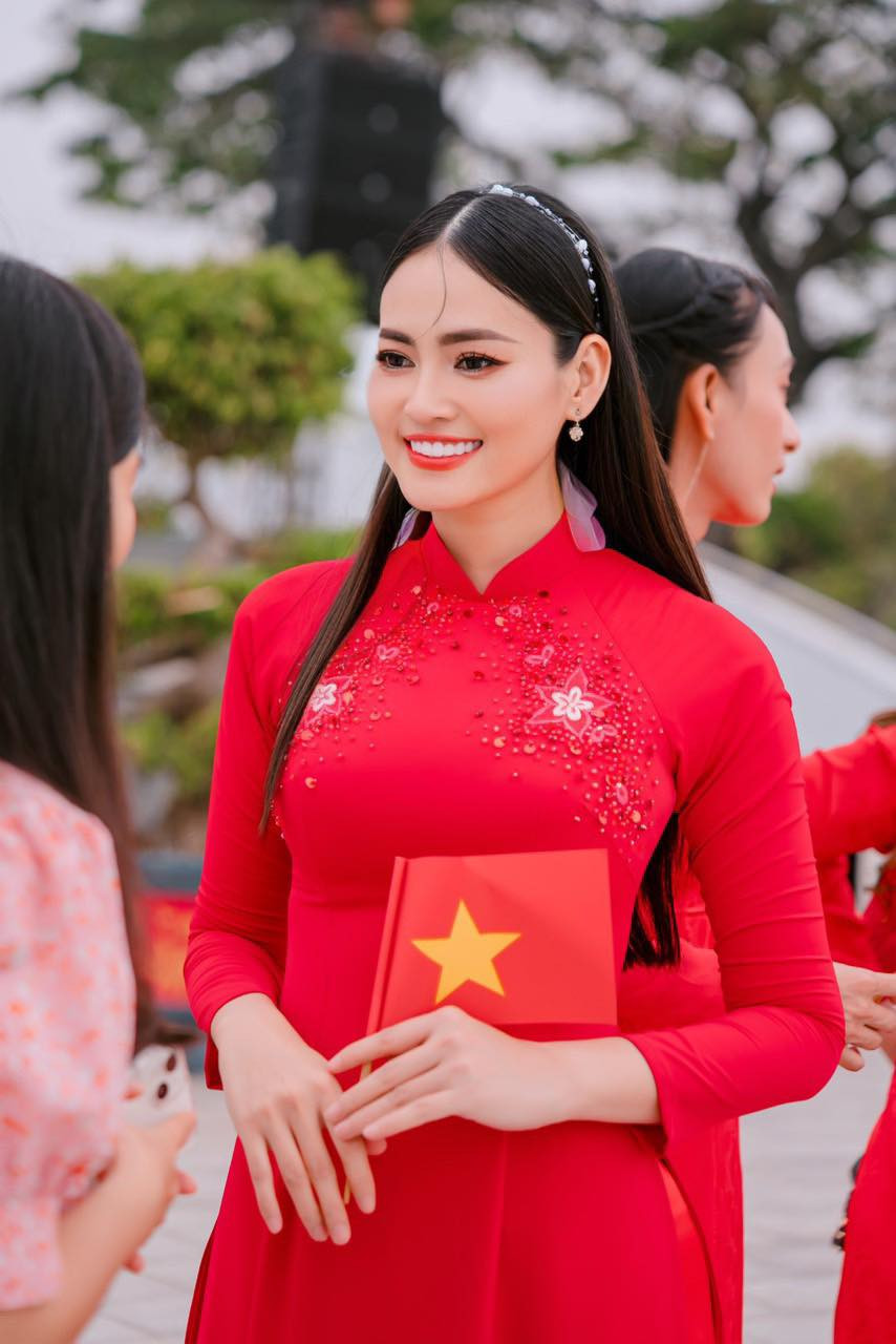 Hoa hau Bich Hanh phan dau thanh CEO gioi, tiet lo chuyen giu dang