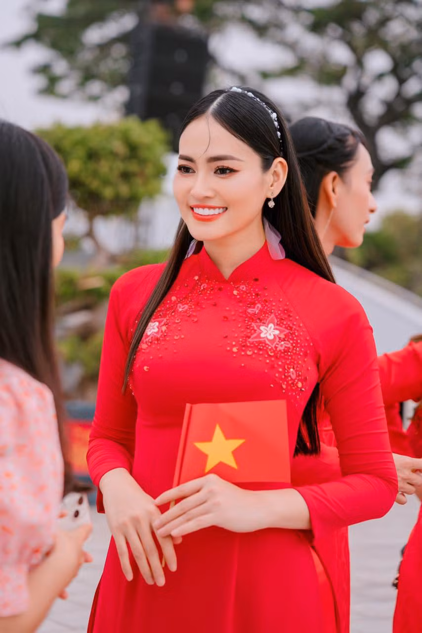 Hoa hau Bich Hanh phan dau thanh CEO gioi, tiet lo chuyen giu dang