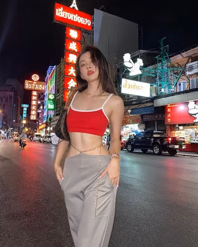 Trong ảnh là trang phục nhận được lời khen từ cư dân mạng của cô nàng. Họ cho rằng với gương mặt và thân hình của Kyona Teo, cô hoàn toàn có thể nổi tiếng nhờ thực lực, không nên theo con đường tai tiếng.