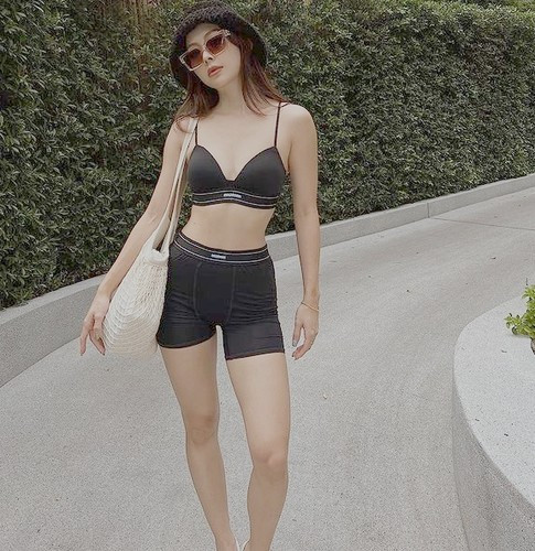 Có những bộ trang phục chỉ hợp để tập luyện, không hợp để dạo phố, mua sắm, điển hình là bộ trang phục này.