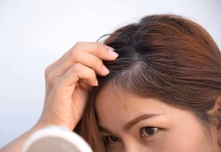 Thuc pham quen thuoc giup cai thien toc bac som