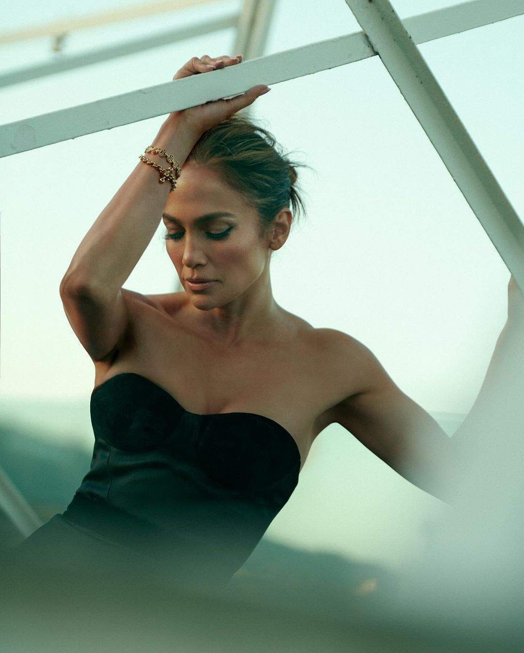 Jennifer Lopez tuân thủ chế độ tập luyện nghiêm ngặt, chăm sóc da rất kỹ để có vóc dáng đáng ngưỡng mộ cùng cơ thể săn chắc hiếm có ở tuổi 55.