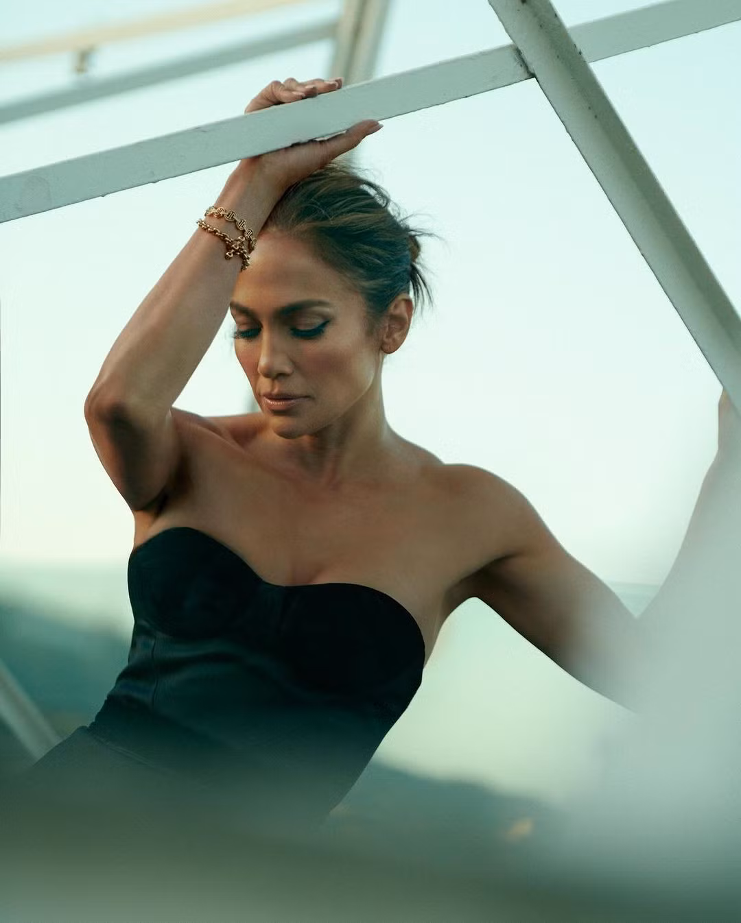 Jennifer Lopez tuân thủ chế độ tập luyện nghiêm ngặt, chăm sóc da rất kỹ để có vóc dáng đáng ngưỡng mộ cùng cơ thể săn chắc hiếm có ở tuổi 55.