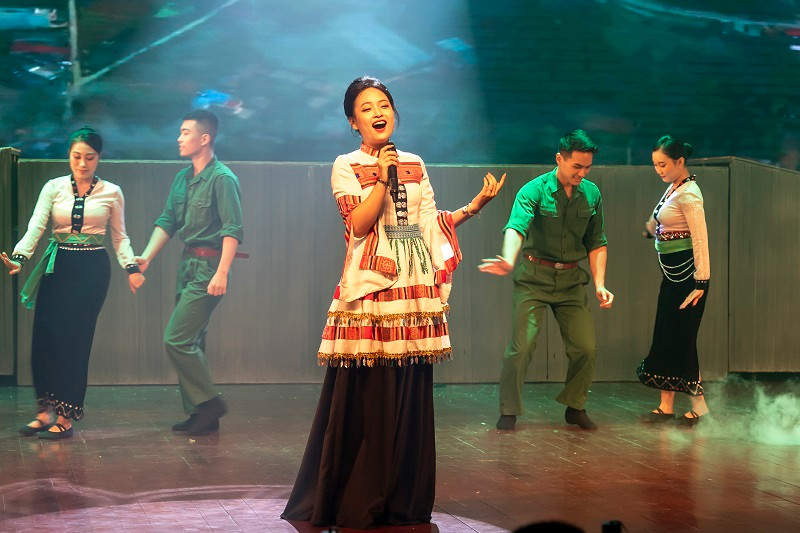 Tan Nhan, Tu Long den co vu co tro Luong Nguyet Anh-Hinh-2