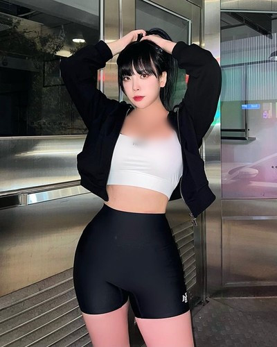 Ngay cả khi diện đồ tập, Dami cũng không quên khoe dáng vóc chữ S đẹp mê hoặc của mình.