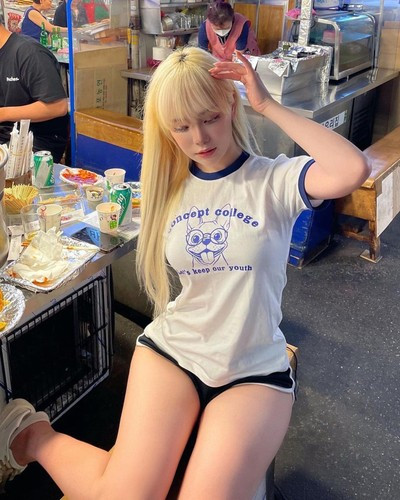 Dưới nhiều góc nhìn, chiếc quần siêu ngắn này chẳng khác nào quần nội y thể thao, rất phản cảm, không phù hợp mặc ra phố.