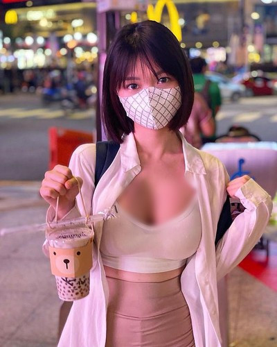 Dạo gần đây, Diorwynn thường gây chú ý khi diện đồ tập dạo phố.