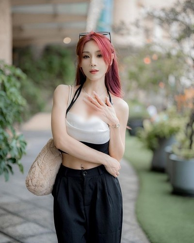 Chính vì vậy, lần xuất hiện này của cô nàng gây tranh cãi lớn, nhiều người cho rằng Nikko đang đánh mất chính mình.