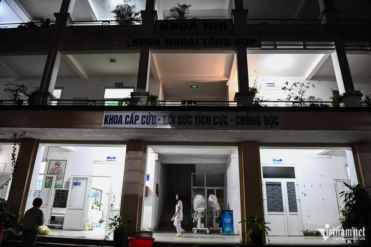 23h, Bệnh viện đa khoa huyện Bảo Yên (Lào Cai) vẫn sáng đèn. Đội ngũ y bác sĩ liên tục kiểm tra tình trạng các bệnh nhân trong vụ lũ quét Làng Nủ.