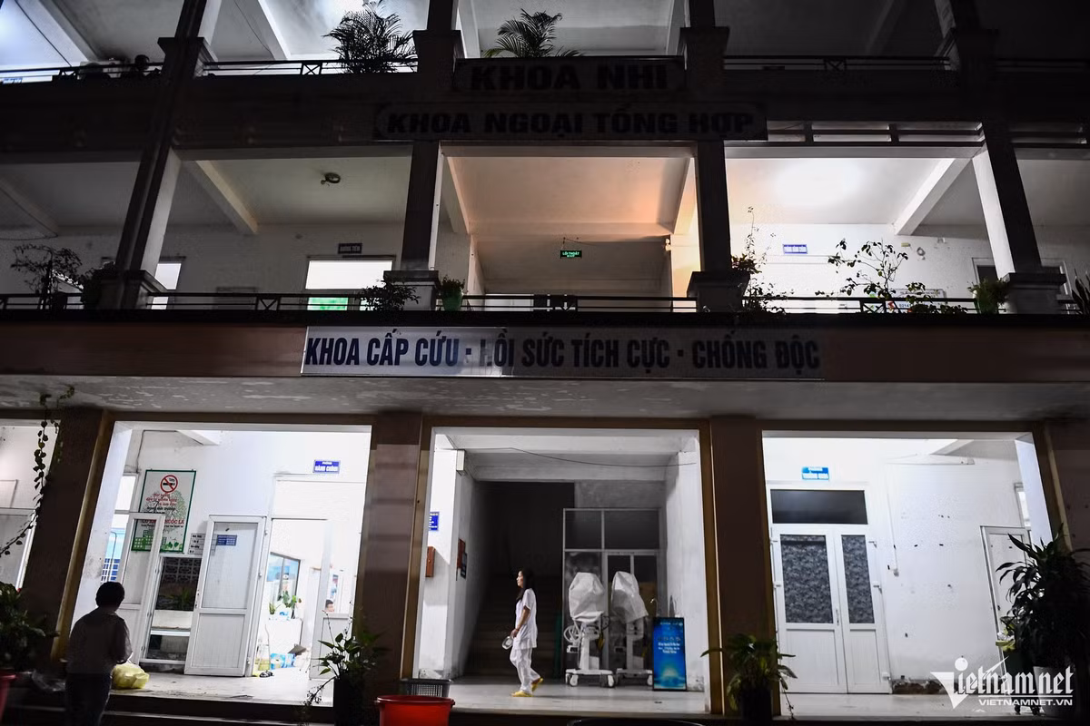 23h, Bệnh viện đa khoa huyện Bảo Yên (Lào Cai) vẫn sáng đèn. Đội ngũ y bác sĩ liên tục kiểm tra tình trạng các bệnh nhân trong vụ lũ quét Làng Nủ.