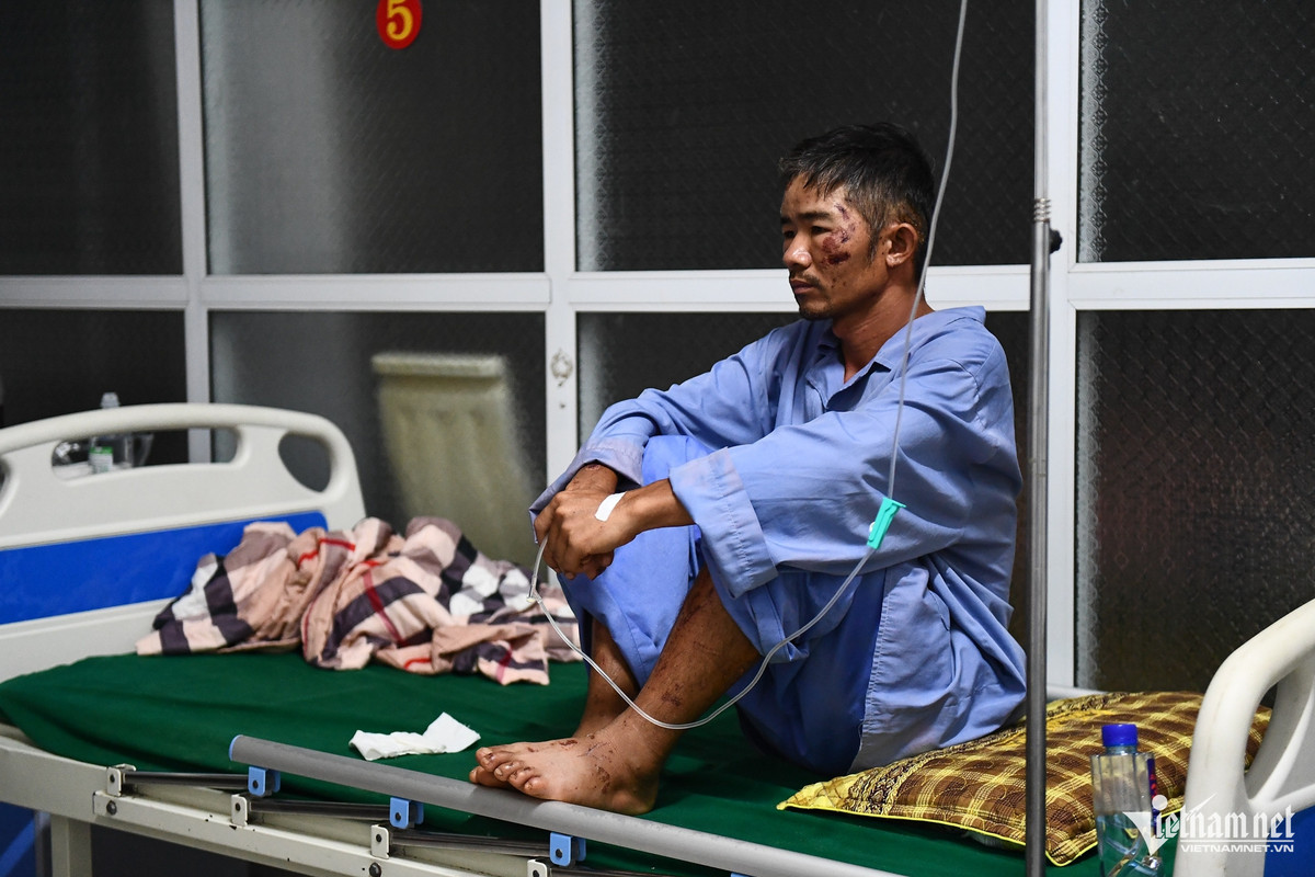 Thẫn thờ ngồi trên giường bệnh với những vết thương chi chít khắp người, ông Hoàng Văn Nhớ kể lại sáng sớm kinh hoàng khi cả bản của ông bị lũ quét. Vì nền nhà có dấu hiệu nứt gãy, ông thức xuyên đêm để canh chừng cho gia đình 6 người đi ngủ. Chừng 3h sáng, vì quá mệt, ông thiếp đi, đến khi tỉnh dậy, nhìn lên đã thấy cả bản mình biến mất. Xung quanh là nước, đất đá, cành cây, ông Nhớ bị cuốn vào khu cánh đồng ngay đó.