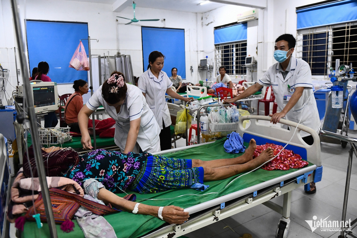 Trong khi các y bác sĩ tiếp tục công tác chuyên môn, nhiều người nhà, bệnh nhân chưa thể chợp mắt, vẫn bàng hoàng sau khi thoát khỏi cửa tử.