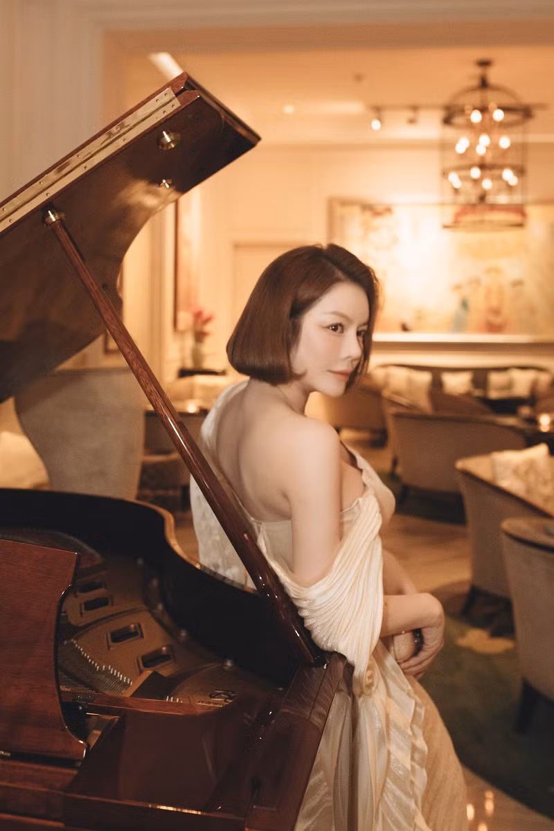 Ngoài kiểu tóc, nhan sắc của Lý Nhã Kỳ cũng nhận được những lời có cánh. Được mệnh danh là “người đẹp không tuổi”, cựu đại sứ du lịch Việt Nam không khiến mọi người thất vọng bởi vẻ ngoài rạng rỡ, trẻ trung. Lý Nhã Kỳ cho biết, ngoài việc chăm chút kỹ lưỡng vẻ ngoài, cô còn giữ tinh thần lạc quan, vui vẻ. Dù sống độc thân song nữ diễn viên vẫn biết cách tìm niềm vui trong công việc hay những buổi gặp gỡ với bạn bè.