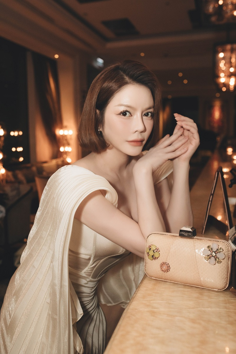 Người đẹp cho thấy sự biến hóa của mình trong phong cách thời trang. Khi đến một sự kiện không phải thuộc lĩnh vực giải trí, cô ưu tiên chọn thiết kế thanh lịch nhưng vẫn khéo léo khoe vóc dáng thon thả.