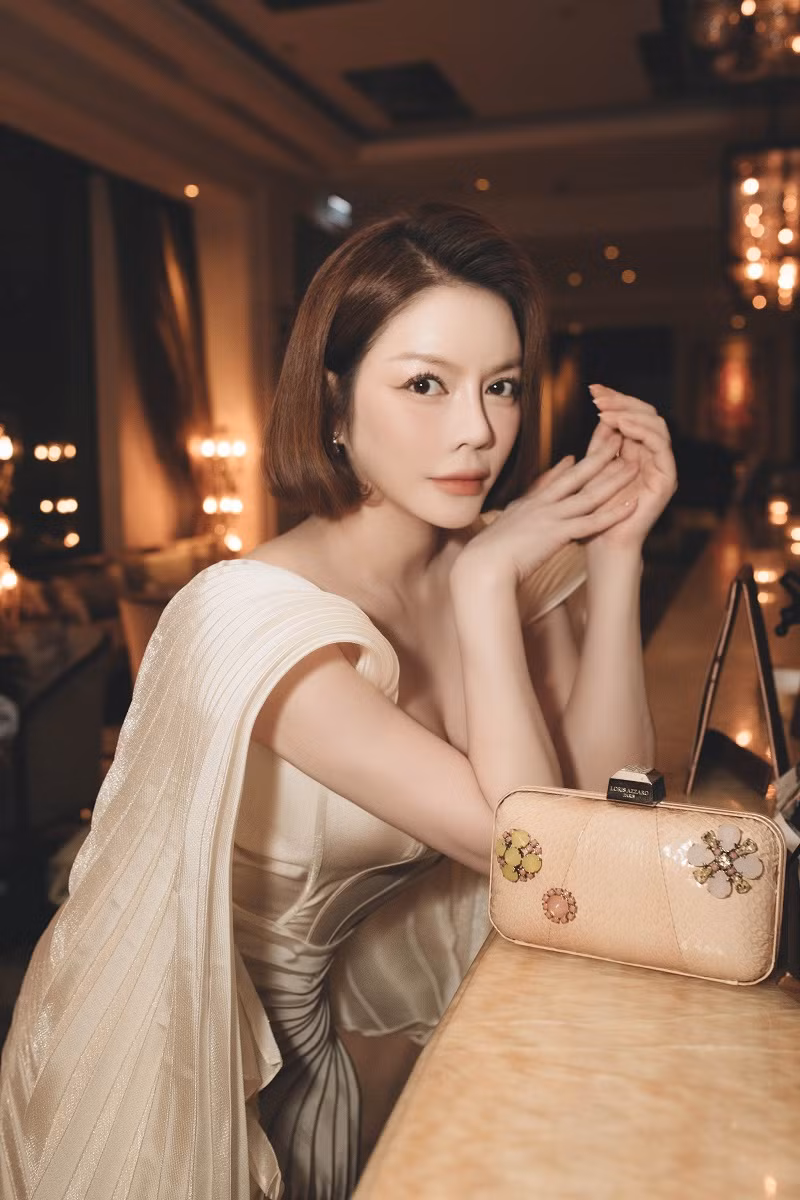 Người đẹp cho thấy sự biến hóa của mình trong phong cách thời trang. Khi đến một sự kiện không phải thuộc lĩnh vực giải trí, cô ưu tiên chọn thiết kế thanh lịch nhưng vẫn khéo léo khoe vóc dáng thon thả.