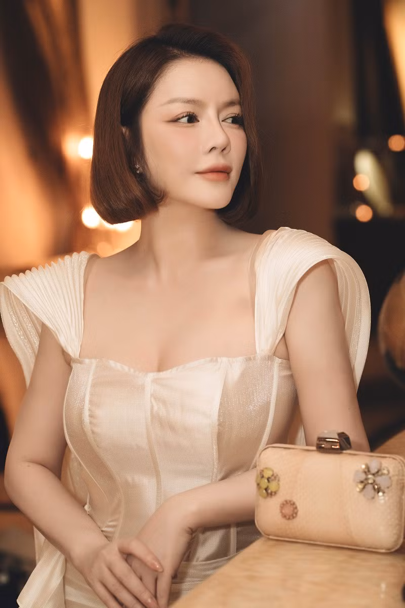 Lý Nhã Kỳ cũng tiết chế phụ kiện trong lần xuất hiện này. Cô chỉ chọn đôi hoa tai tạo điểm nhấn, phối cùng túi xách nhỏ cùng tông màu. Điểm nổi bật ở nữ diễn viên chính là kiểu tóc ngắn, giúp sao phim Gió nghịch mùa trẻ trung, năng động hơn.