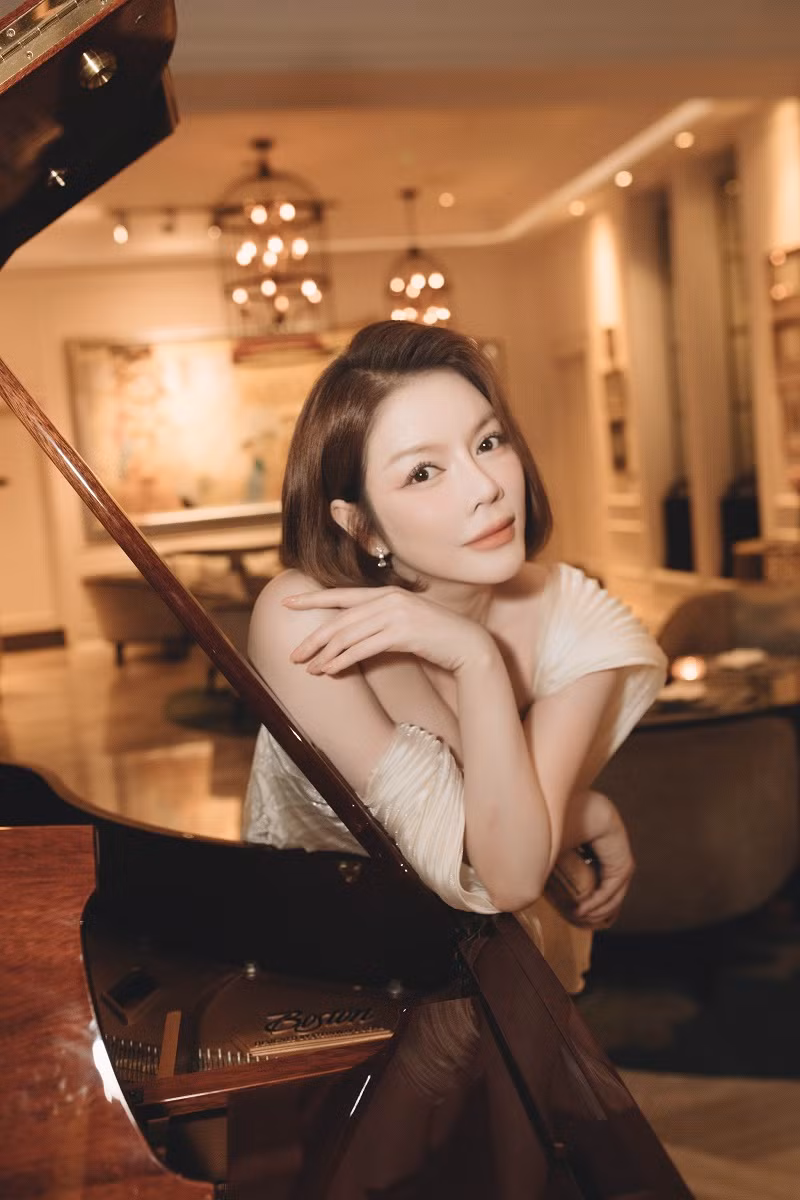 Lý Nhã Kỳ gây ấn tượng với khán giả bởi sự thoải mái, vui vẻ. Cô nói luôn trân trọng tình yêu thương của khán giả nên muốn đáp lại một cách chân thành.