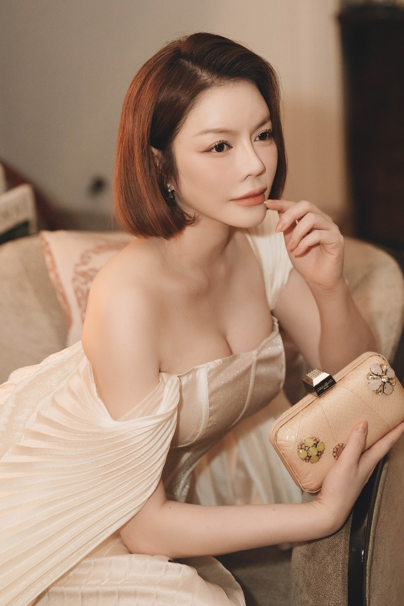 Lý Nhã Kỳ cho biết trước đó, cô phân vân vì sợ cắt tóc ngắn sẽ gây khó khăn trong việc biến hóa hình ảnh. Tuy nhiên khi nhìn thành quả, nữ diễn viên vui vì nhận được những lời khen ngợi từ phía mọi người.