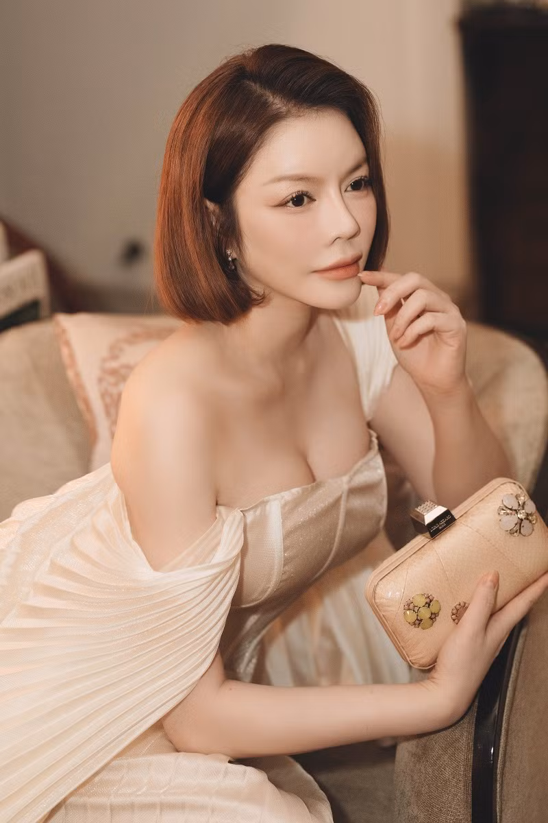 Lý Nhã Kỳ cho biết trước đó, cô phân vân vì sợ cắt tóc ngắn sẽ gây khó khăn trong việc biến hóa hình ảnh. Tuy nhiên khi nhìn thành quả, nữ diễn viên vui vì nhận được những lời khen ngợi từ phía mọi người.