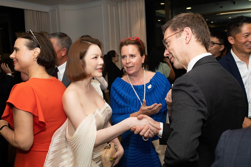 Tại sự kiện, Lý Nhã Kỳ hào hứng khi gặp gỡ các đối tác, những người bạn cũ. Nữ diễn viên gây ấn tượng bởi phong thái tự tin, cởi mở khi trò chuyện cùng mọi người. Sao phim Kiều nữ và đại gia chia sẻ, khi cô xuất hiện, nhiều người bất ngờ với diện mạo mới của cô.