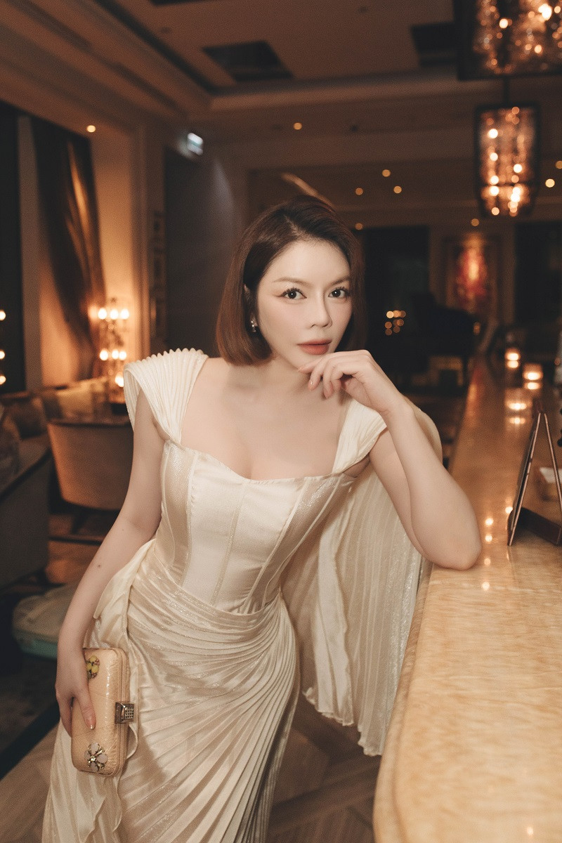 Thời gian qua, dù không hoạt động sôi nổi trong lĩnh vực nghệ thuật song Lý Nhã Kỳ vẫn là cái tên được mọi người quan tâm. Trong giai đoạn này, sao phim Kiều nữ và đại gia vẫn chăm chỉ đăng ảnh mới trên mạng xã hội và tương tác cùng người hâm mộ.