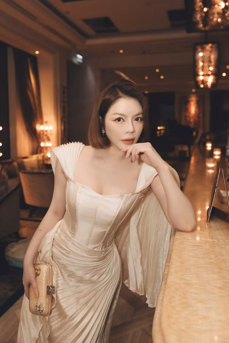 Thời gian qua, dù không hoạt động sôi nổi trong lĩnh vực nghệ thuật song Lý Nhã Kỳ vẫn là cái tên được mọi người quan tâm. Trong giai đoạn này, sao phim Kiều nữ và đại gia vẫn chăm chỉ đăng ảnh mới trên mạng xã hội và tương tác cùng người hâm mộ.