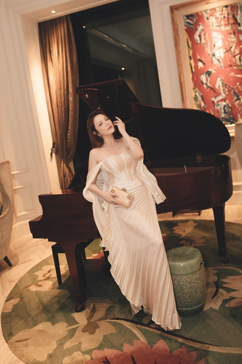 “Có những thứ tôi luôn lựa chọn cho mình giới hạn an toàn rồi một ngày tôi nhận ra mình cần vượt qua giới hạn đó chẳng hạn như cắt tóc”, Lý Nhã Kỳ chia sẻ.